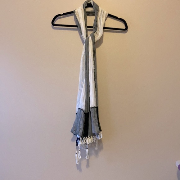 American Eagle, Black and White Scarf w/Tassels - Picture 4 of 9